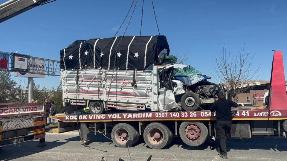 Minibüs ile kamyonet çarpıştı: 4 yaralı