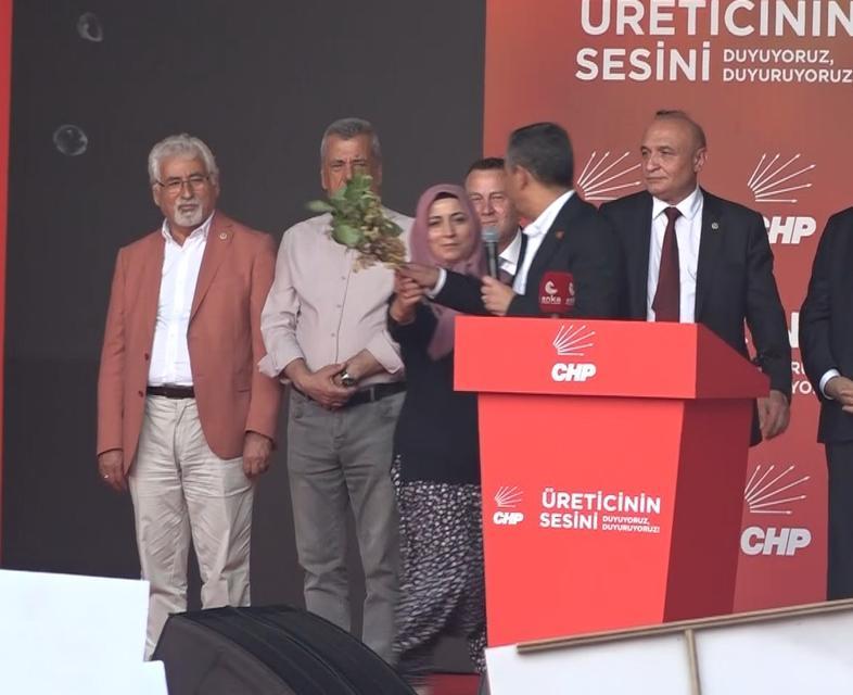 ÖZGÜR ÖZEL'E PROTESTOCU DİYE TANITILAN KADIN BELEDİYE BAŞKANININ EŞİ ÇIKTI ÖNCE TRAKTÖR ÜSTÜNDE POZ VERDİ, SONRA SAHNEDE FISTIK DALI UZATTI