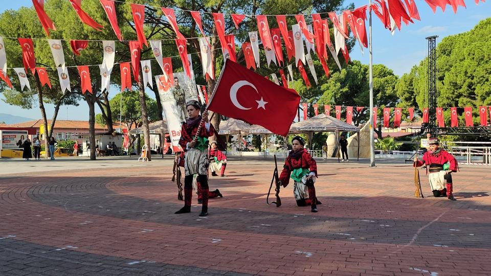 KUYUCAK'TA KURTULUŞ COŞKUSU MEYDANLARA SIĞMADI
