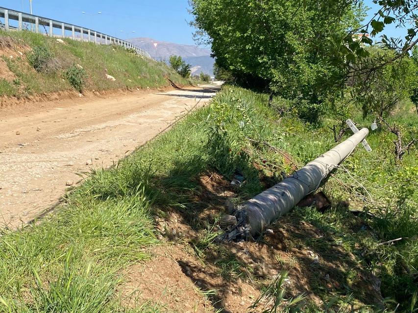 Elektrik direğine çarpan otomobil hurdaya döndü; 2 ölü 1 yaralı