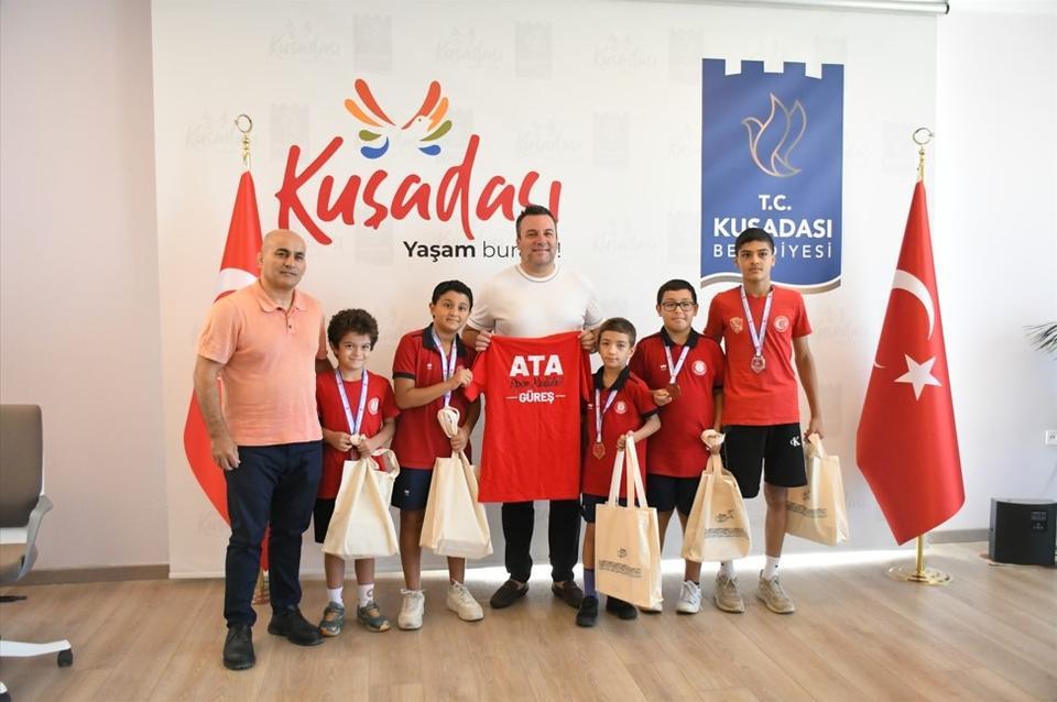 Kuşadası Belediye Başkan Vekili Demirtaş şampiyon güreşçileri ağırladı