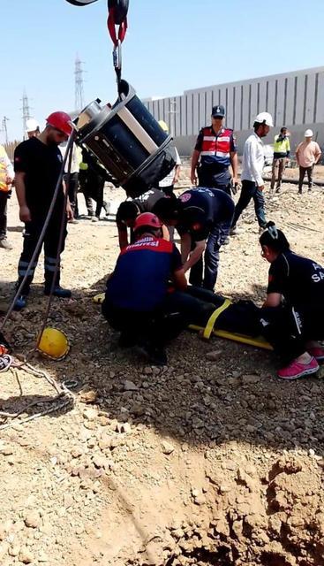 Kuyuya düşen kişiyi itfaiye ekipleri kurtardı