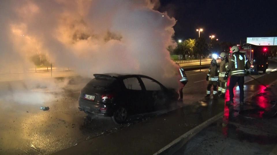 Seyir halindeki otomobil alev alev yandı