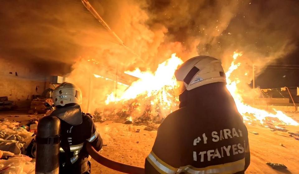 Geri dönüşüm tesisi alev alev yandı