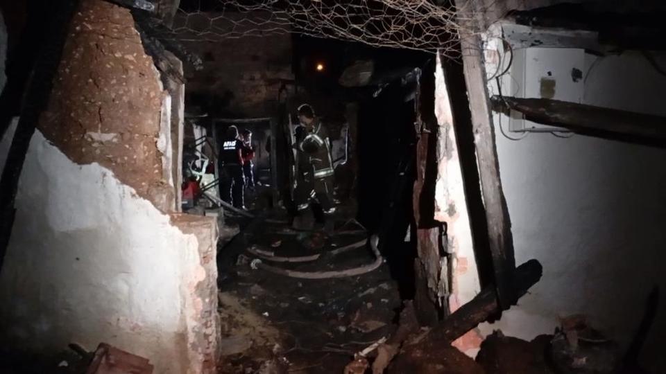 Ev yangınında kaybolan yaşlı adamın cansız bedeni bulundu