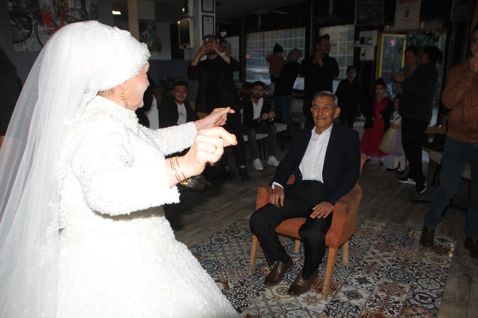 EŞİNE 45 YIL SONRA GELİNLİK GİYDİRDİ, GÖZYAŞLARINI TUTAMADI 70 YAŞINDAKİ YAŞLI ADAM, 66 YAŞINDAKİ EŞİYLE DAVULLU ZURNALI DÜĞÜN YAPTI DAMAT: "EŞİMİN İÇİNDE HEP UKDE OLARAK KALMIŞTI"