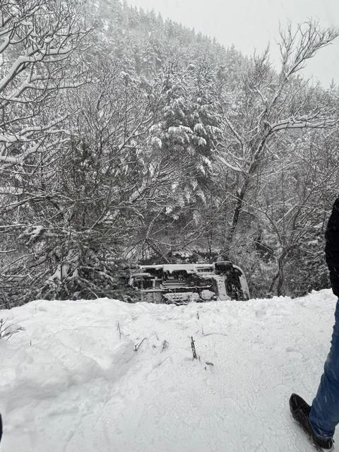 Ambulans dere yatağına yuvarlandı