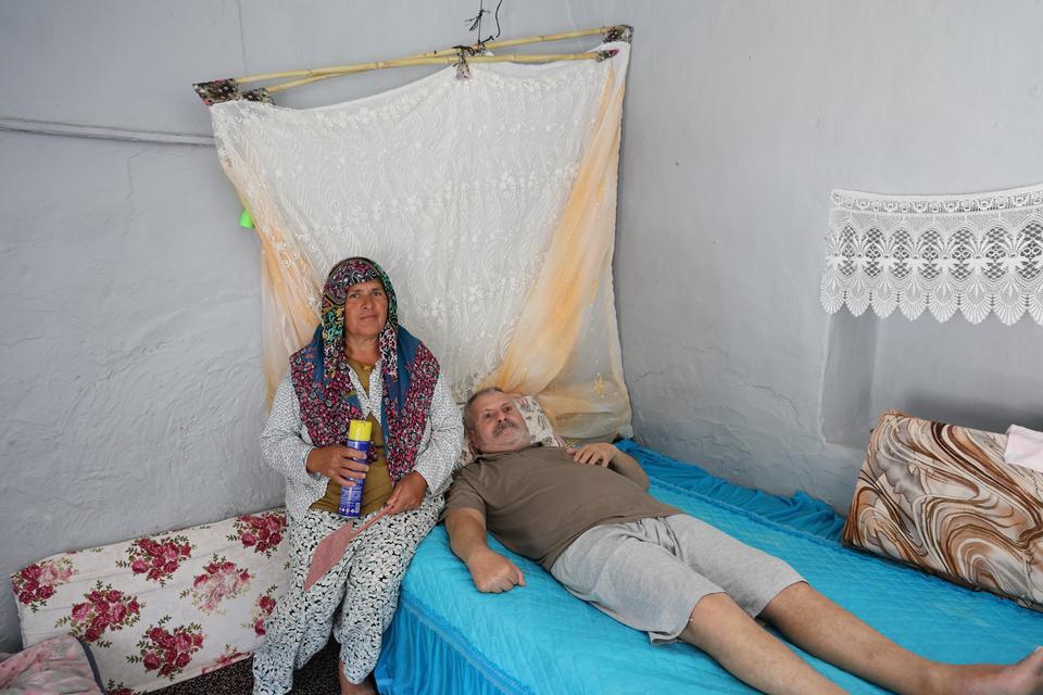 Felçli eşinin başında sinek nöbeti tutuyor