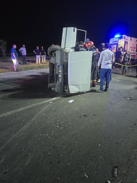 Aydın'da ticari araç ile çarpışan otomobil yan yattı: 3 yaralı