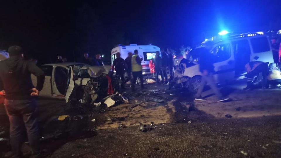 Kafa kafaya çarpışan araçlar hurdaya döndü: 8 yaralı