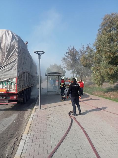 PAMUK YÜKLÜ TIRDA ÇIKAN YANGIN BÜYÜMEDEN SÖNDÜRÜLDÜ