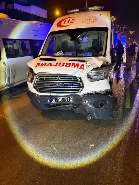 Kavşakta can pazarı: Ambulans ve otomobiller çarpıştı, 7 yaralı