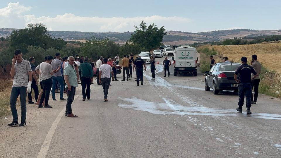 GAZİANTEP'TE FECİ KAZA: 1 ÖLÜ, 2'Sİ AĞIR 5 YARALI GAZİANTEP'TE TRANSİT ARAÇ İLE ÇARPIŞAN OTOMOBİLDEN GERİYE HURDA YIĞINI KALDI