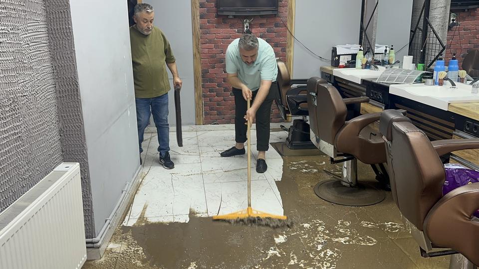 Sağanak yağış hayatı felç etti: Ev ve iş yerlerini su bastı