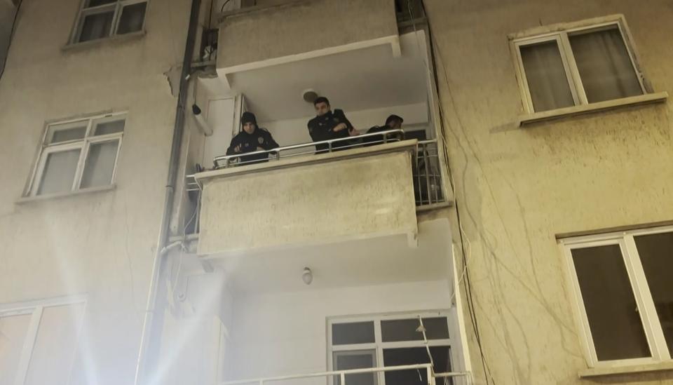 Üçüncü kattan ikinci katın balkonuna düştü