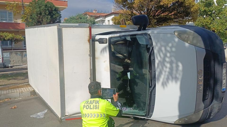 Kamyonet ile otomobil çarpıştı: 1’i çocuk 5 yaralı