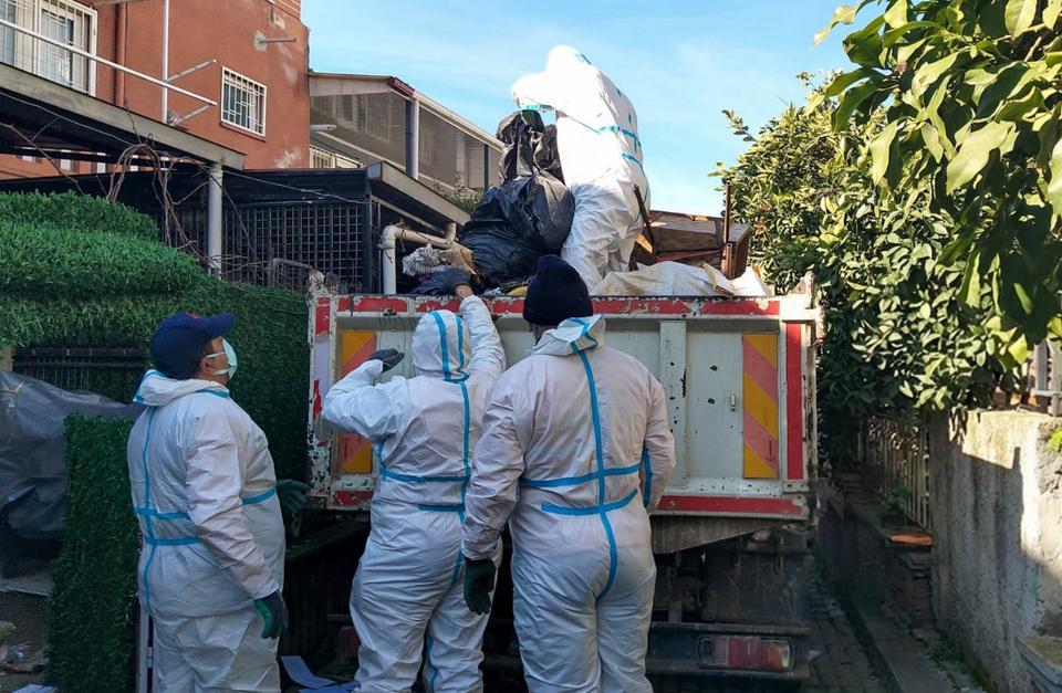 Efeler Belediyesi'nden çöp evlerede kapsamlı temizlik çalışması