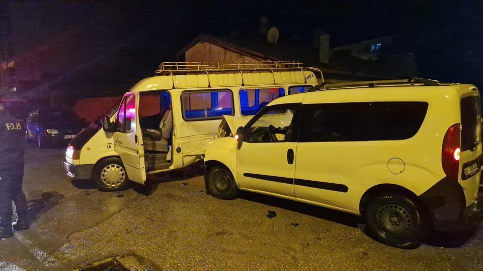 Minibüsle hafif ticari araç çarpıştı: 1 yaralı