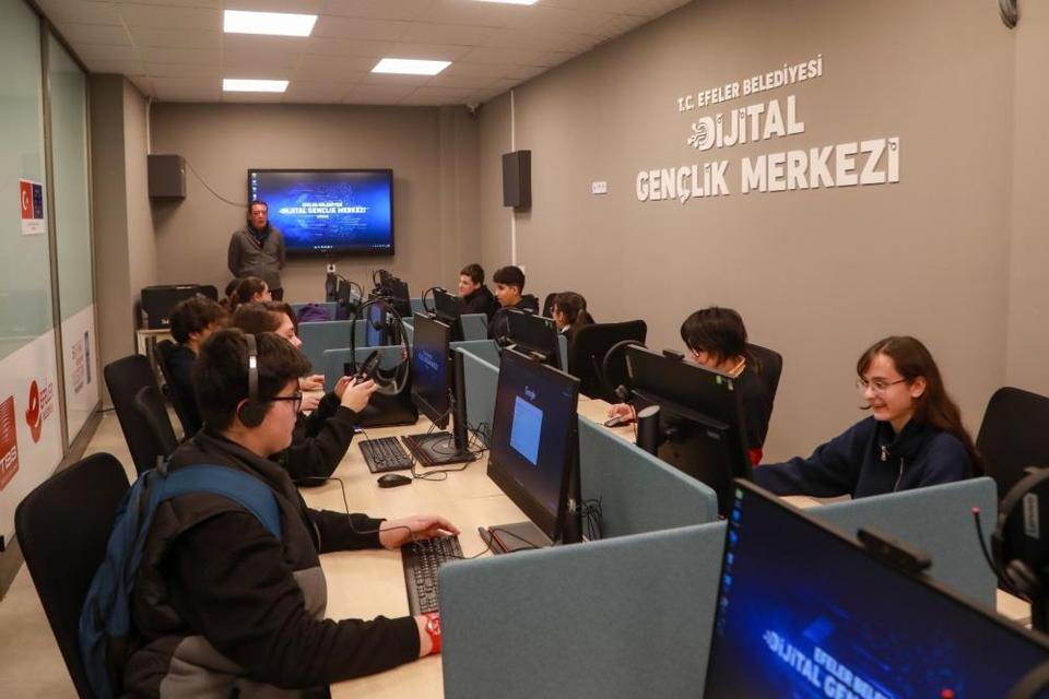 Efeler Belediyesi Dijital Gençlik Merkezi gençlerin uğrak noktası oldu