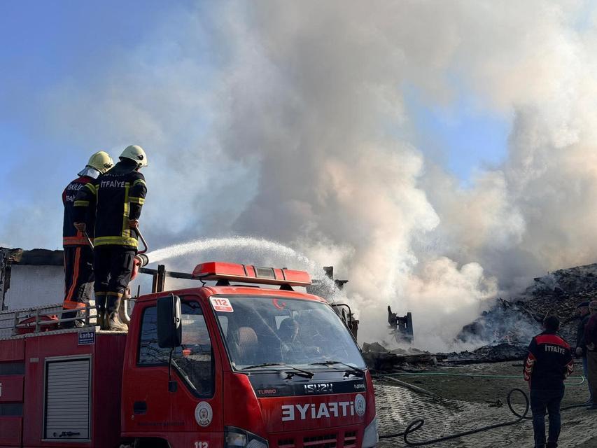 Korkutan yangında evler ve ahırlar küle döndü