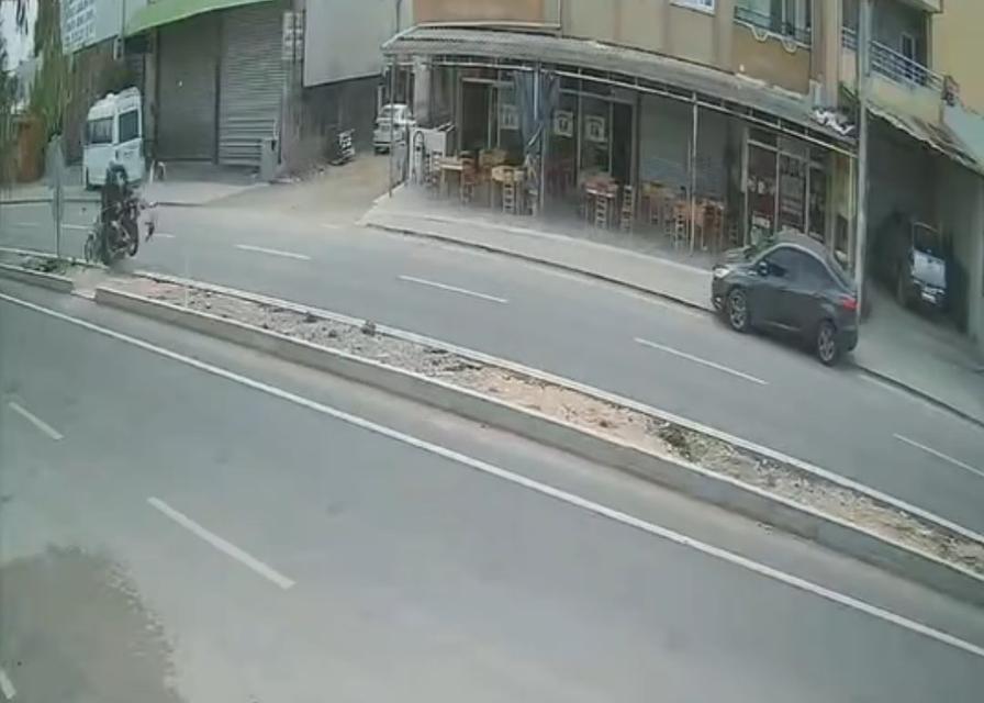ADANA'DA TRAFİK KAZASINDA İNANILMAZ KURTULUŞ BİR MOTOSİKLETİN DİĞERİNE ÇARPTIĞI VE 2'Sİ AĞIR 3 KİŞİNİN YARALANDIĞI KAZA ANI SANİYE SANİYE GÖRÜNTÜLENİRKEN, ÇOCUK İNANILMAZ BİR ŞEKİLDE KAZA SONRASI AYAKTA KALDI