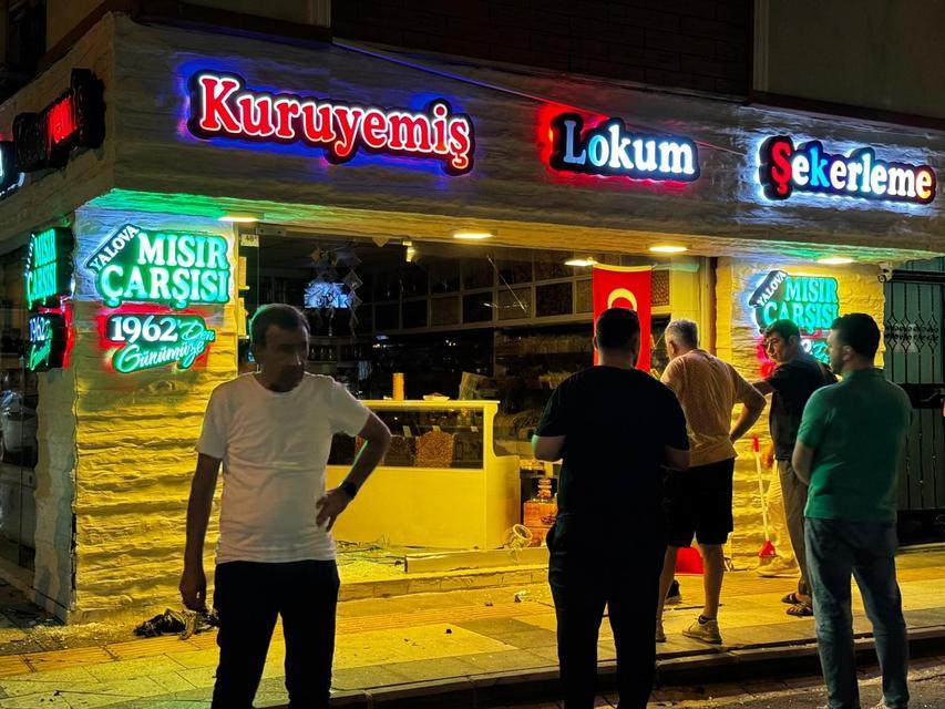 Çarpışan otomobiller kuruyemişçiye girdi