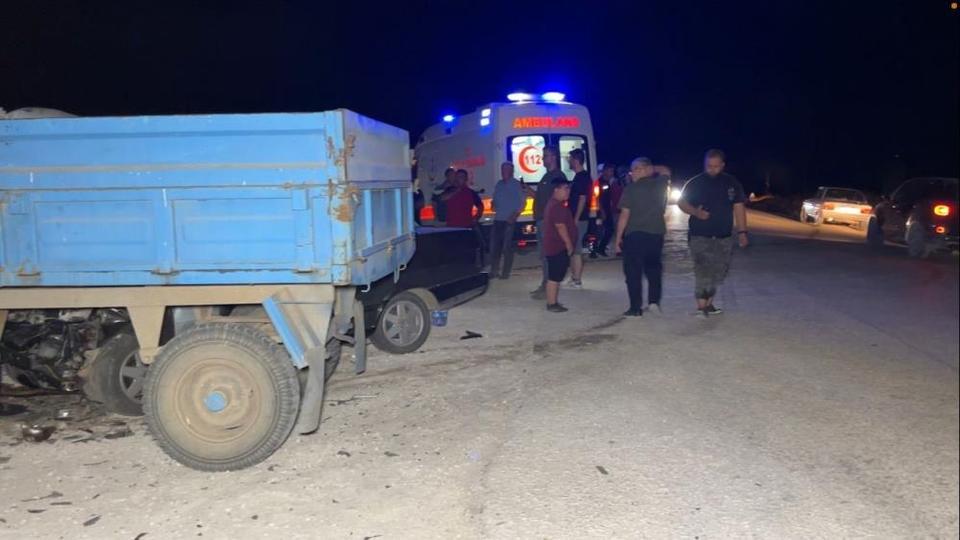 Otomobil ile traktör çarpıştı, 1'i ağır 2 yaralı