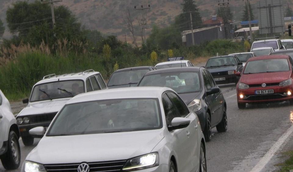 MOTOSİKLET İLE OTOMOBİL ÇARPIŞTI: 1 YARALI