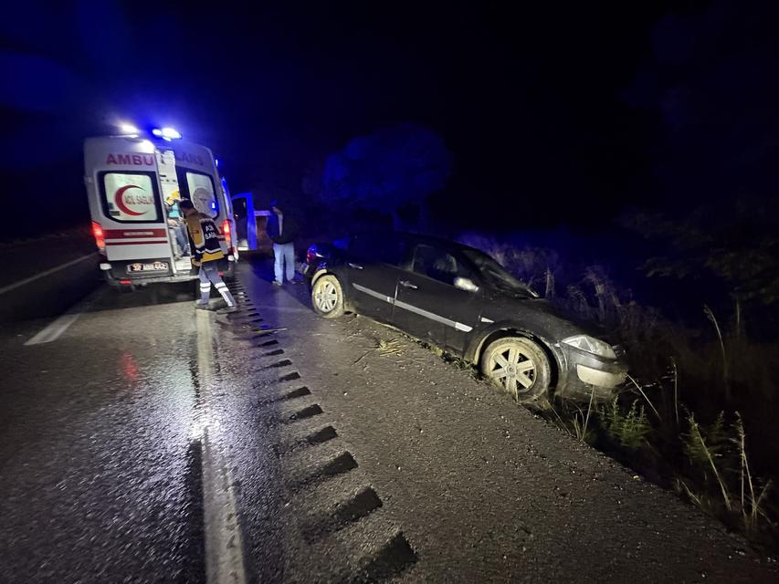Otomobil orta refüje çarptı: 1 yaralı