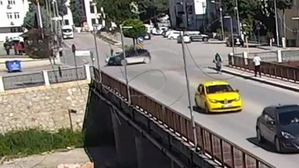 Otomobil motosikletteki anne ve 2 çocuğuna çarptı