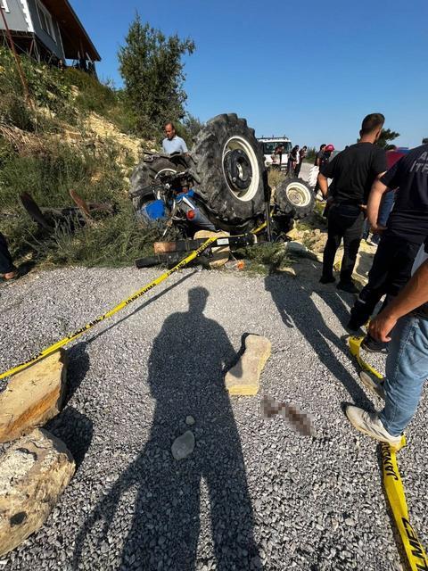 Devrilen traktörün altında kalan muhtar ağır yaralandı