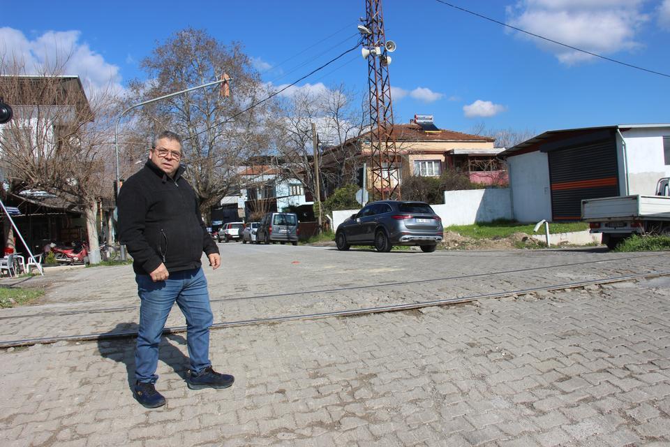 YILLARDIR YAPILMAYAN YOL, HEM ÇEVRE SAKİNLERİ HEM SÜRÜCÜLERİ KORKUTUYOR VATANDAŞLAR UZUN ARAÇLARIN ASKIDA KALDIĞI YOLUN BİR AN ÖNCE YAPILMASINI İSTEDİ