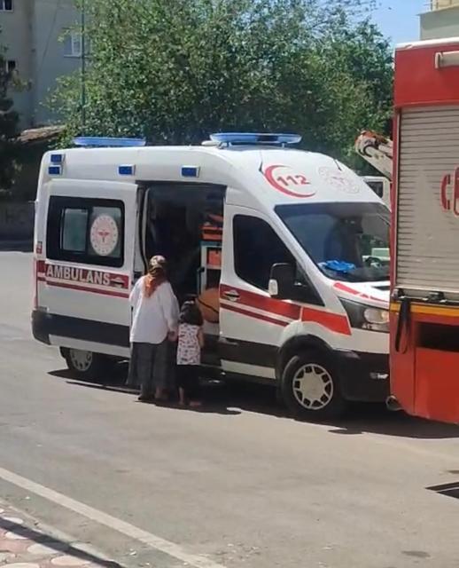 Ev yangınında 2 kişi dumandan etkilendi