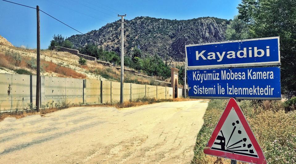 SU İSRAFI YAPAN KÖYLÜLERE MUHTARDAN DUYULMAMIŞ ANONS KÖYLÜLERİNE KIZAN KAYADİBİ KÖYÜ MUHTARI HASAN AYDIN CAMİ HOPARLÖRÜNDEN UYARILARDA BULUNDU "BAHÇE SULAYANLARIN YÜZÜNDEN ADAMLAR BANYO YAPAMIYOR, BİR TAS SU BULAMIYOR" "KÖY HALKI SUYU İSRAF EDENLERE HEP BEDDUA EDİYOR, HAKLARINI HELAL ETMİYORLAR"