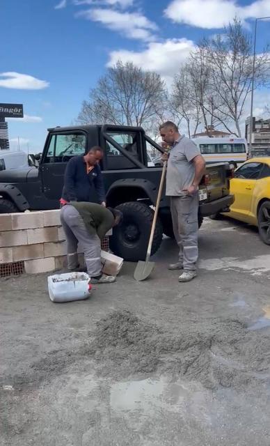 DÜKKANIN ÖNÜNE DUVAR ÖRDÜ, KİRACISI İSYAN ETTİ: "BİZİ AÇIK CEZAEVİNE ÇEVİRDİ" 3 ORTAKTAN BİRİ OLAN YER SAHİBİ, İDDİAYA GÖRE KİRACIYI ÇIKARMAK İÇİN OTO LASTİKÇİ DÜKKANININ ÖNÜNE DUVAR ÖRDÜRDÜ