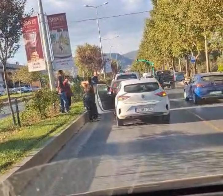 3 aracın karıştığı zincirleme kaza maddi hasarla atlatıldı