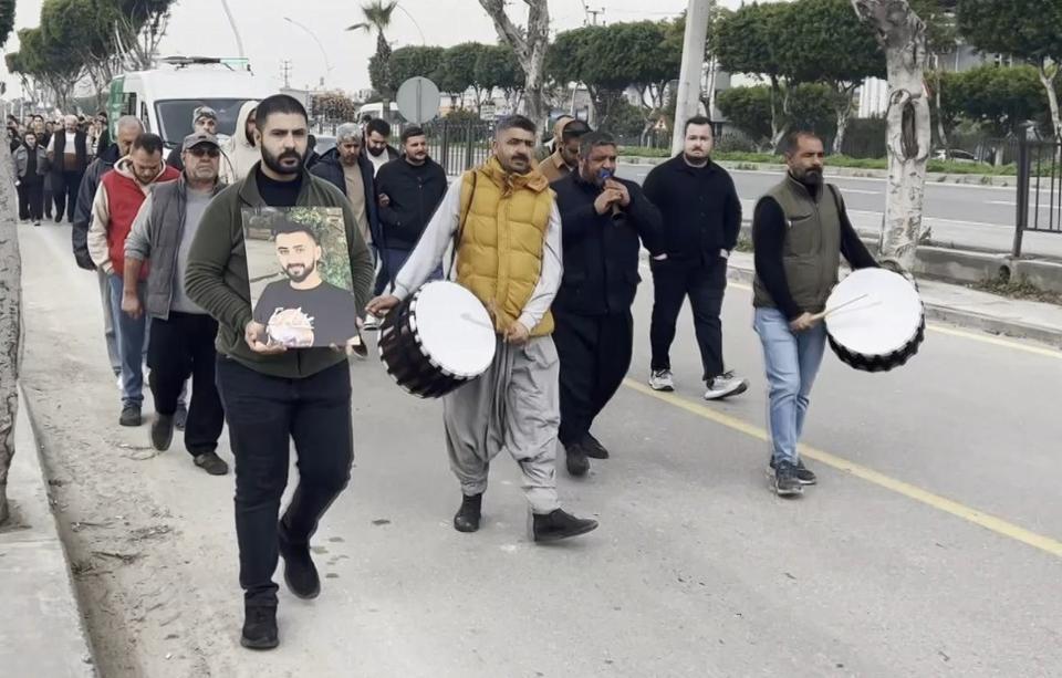 Kazada ölen genç adamın cenazesi davul zurnayla uğurlandı