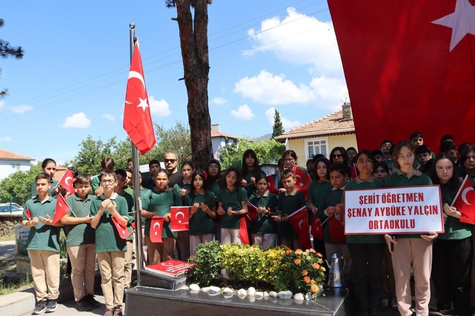 ŞEHİT ÖĞRETMEN ŞENAY AYBÜKE YALÇIN  ŞEHADETİNİN 9. YIL DÖNÜMÜNDE KABRİ BAŞINDA ANILDI BABASI AYBÜKE ÖĞRETMENİN İSMİNİN HİKAYESİNİ ANLATTI