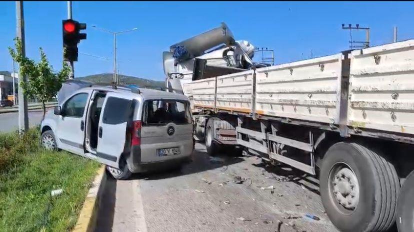 TIR, KIRMIZI IŞIKTA BEKLEYEN OTOBÜS VE OTOMOBİLE ÇARPTI: 6  YARALI