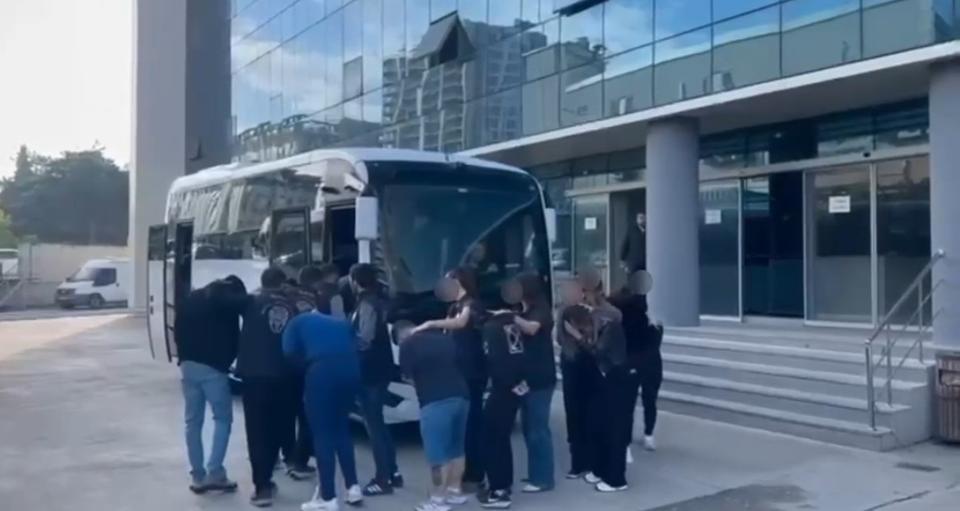 İNTERNETTE KADIN KILIĞINA GİRİP EVLİLİK VAADİYLE KANDIRDILAR, SONRA TEHDİT ETTİLER BURSA'DAKİ SİBER OPERASYONUNDA 10 KİŞİ TUTUKLANDI