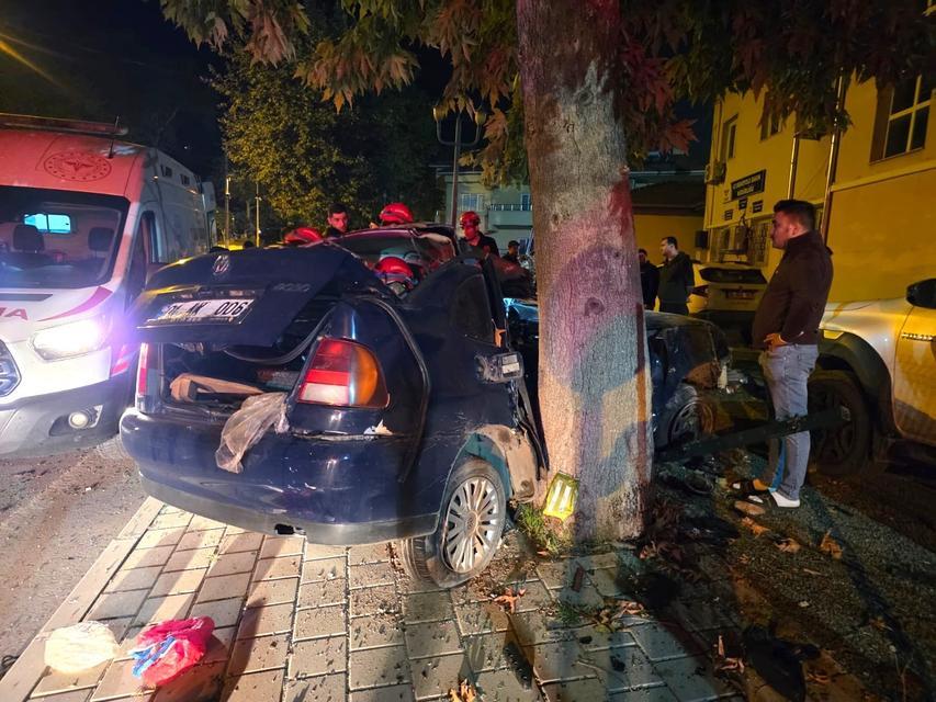 Ağaca çarpan otomobildeki çocuk öldü, sürücü ağır yaralandı