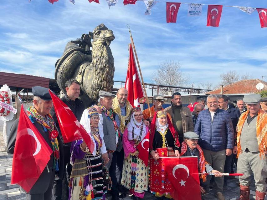 Başkan Zencirci'den devesiyle ünlü Turanlar'a deve heykeli