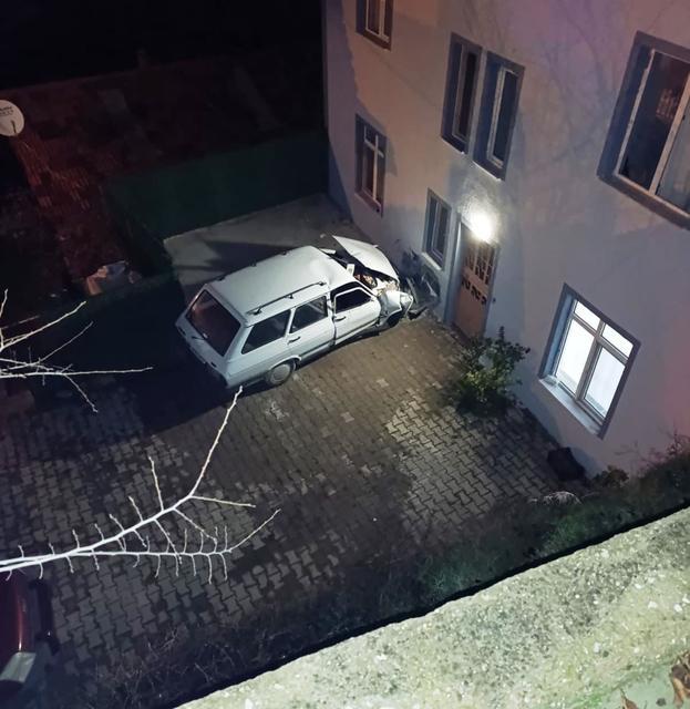 Otomobil evin duvarına çarptı: 1 ölü, 1 yaralı