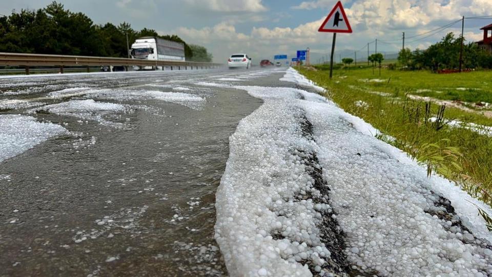 Ceviz büyüklüğünde yağan dolu kara yolunu beyaza bürüdü