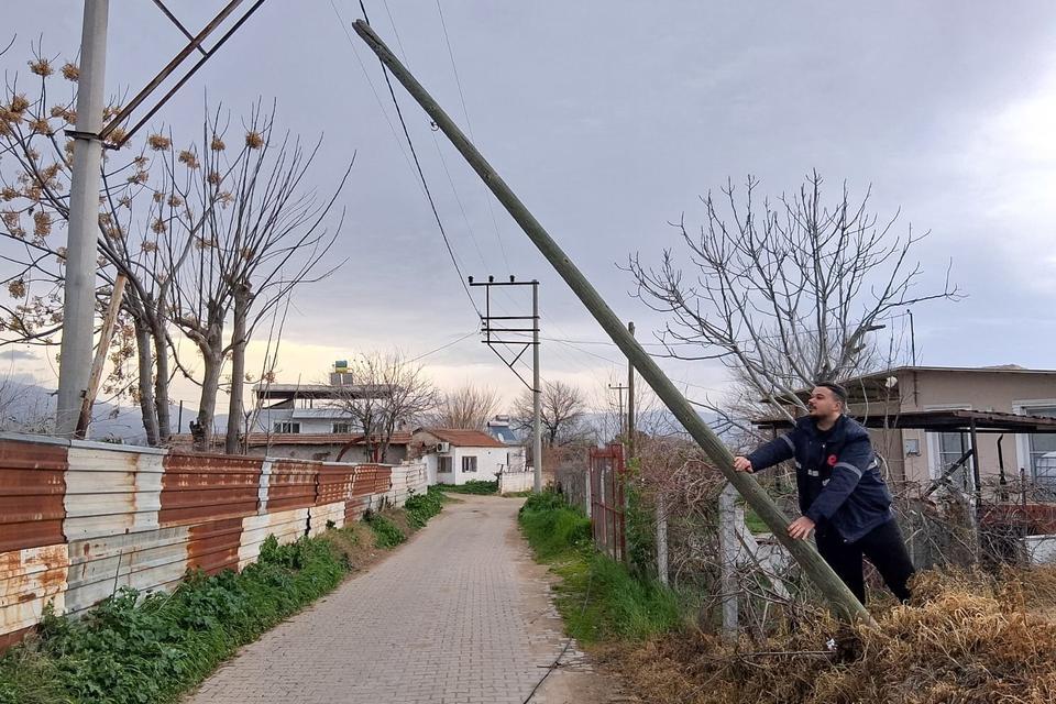 Aydın’da fırtına hayatı felç etti