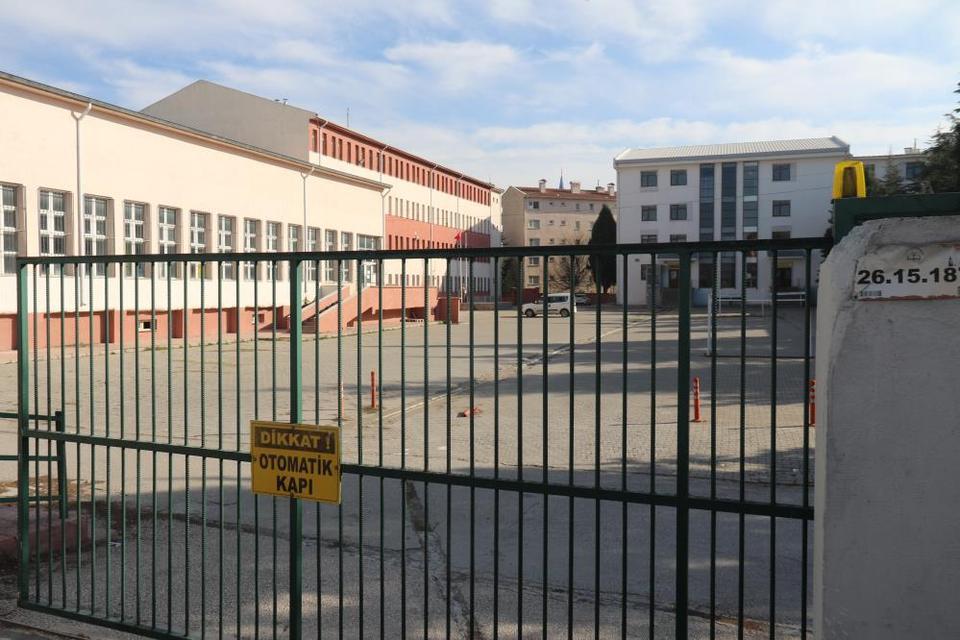 Yediği gıdadan zehirlenen lise öğrencisi hastaneye kaldırıldı