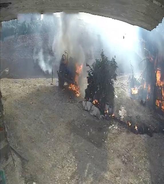 Kısa devre yapan traktör yanarak harekete geçti, saman balyalarını ve hayvanları yaktı