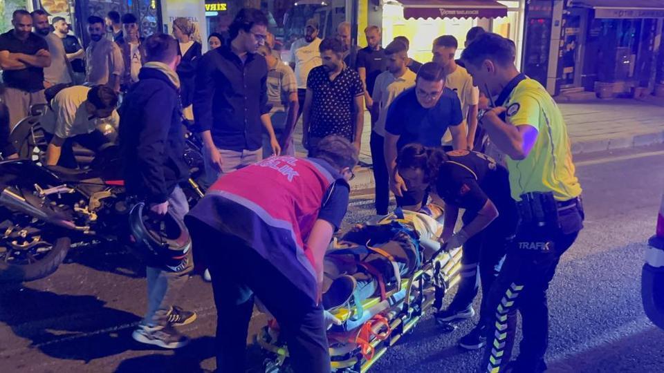 Motosikletle minibüs çarpıştı: 2 genç yaralı
