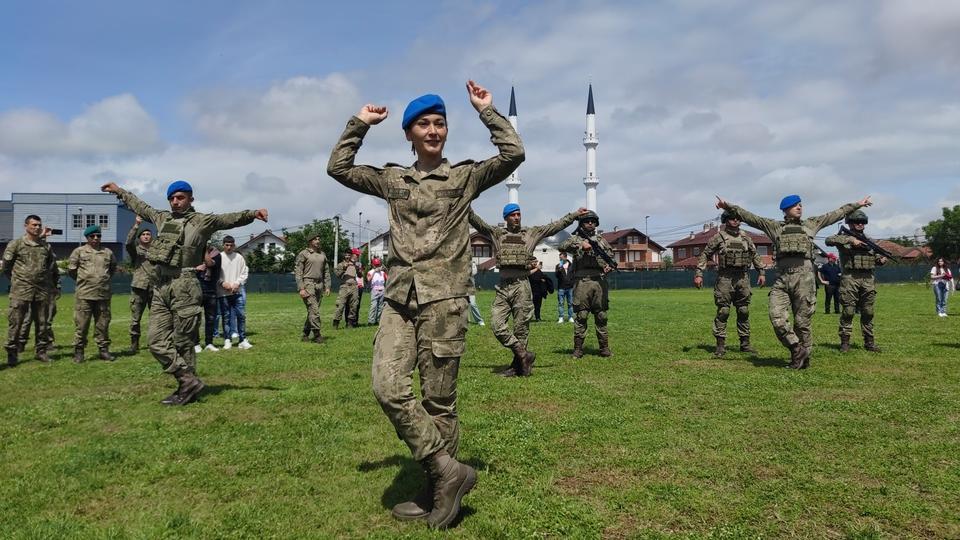 KOSOVA'DA TÜRK ASKERİ 19 MAYIS BAYRAMI'NI ZEYBEK OYNAYARAK KUTLADI