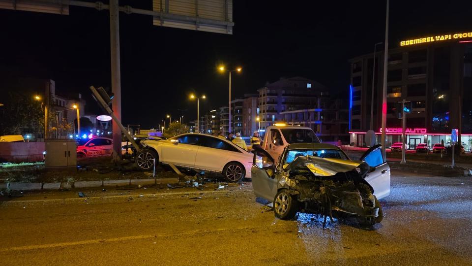 BANDIRMA HASTANE KAVŞAĞI'NDA TRAFİK KAZASI: 3 YARALI
